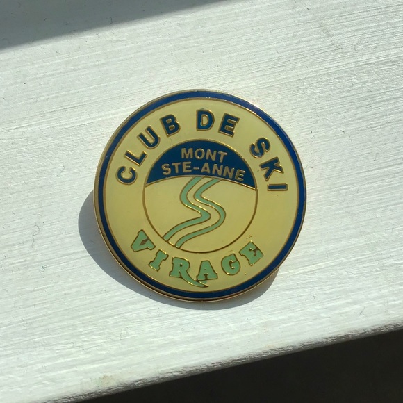 ⛷🇨🇦Vintage French Mont Sainte-Anne Ski Enamel Pin Brooch - Picture 2 of 4